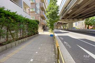 敷地北側の前面道路（東側から）