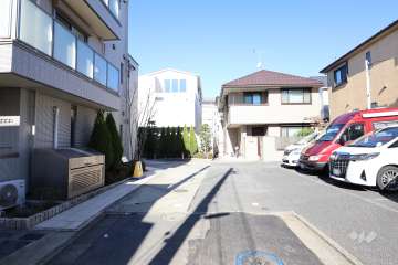 敷地東側の前面道路（南側から）