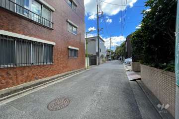 敷地南西側の前面道路（北西側から）