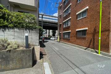 敷地南西側の前面道路（南東側から）