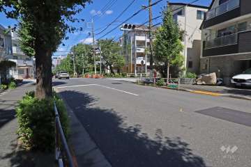 敷地東側の前面道路(南側から)