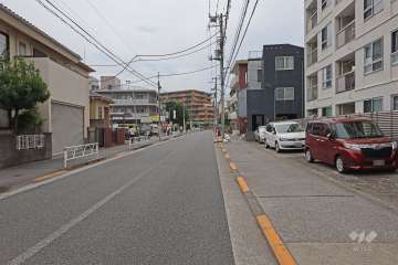 敷地南側の前面道路（東側から）