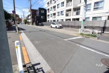 敷地南側の前面道路(東側から)