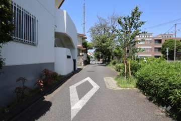 敷地北東側の前面道路（南東側から）