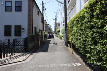 敷地東側の前面道路（北側から）