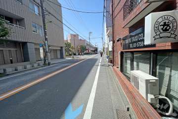 敷地南東側の前面道路（北東側から）