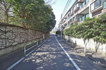 敷地南側の前面道路(東側から)