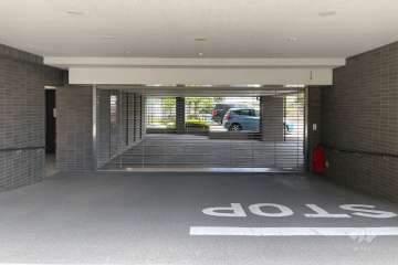 駐車場の出入り口（リングシャッター付き）