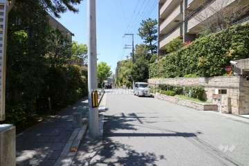 敷地南側の前面道路