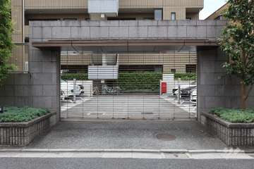 駐車場の出入り口（ロボットゲートつき）