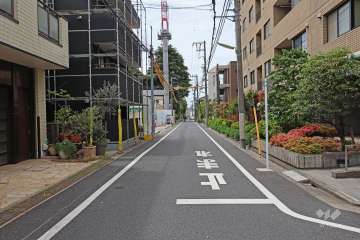 敷地東側の前面道路（南側から）
