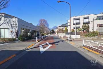 敷地北東側の前面道路（南東側から）