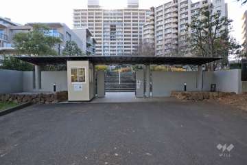 北側エントランスアプローチ