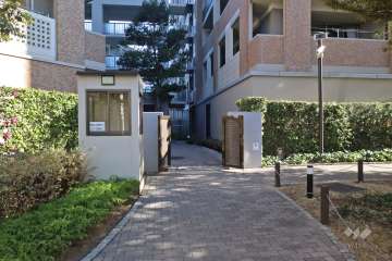 西側エントランスアプローチ