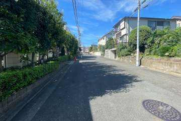 敷地北西側の前面道路（北東側から）