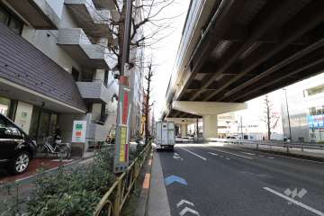 敷地北側の前面道路（東側から）