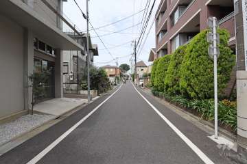 敷地南側の前面道路（東側から）