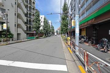 敷地西側前面道路は駒沢公園通りです（南側から）。