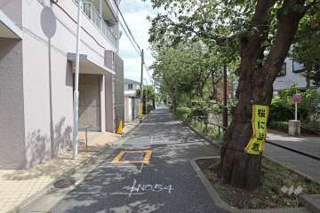 敷地南側前面道路は呑川緑道です（西側から）。