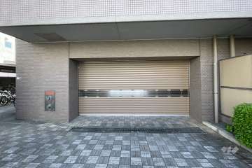 駐車場の出入り口（シャッター付き）