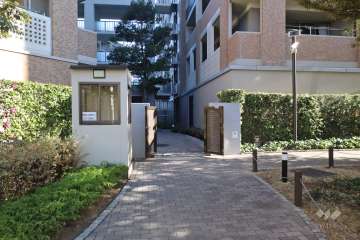 西側エントランスアプローチ