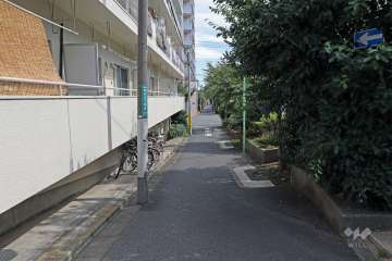 敷地南側前面道路（西側から）