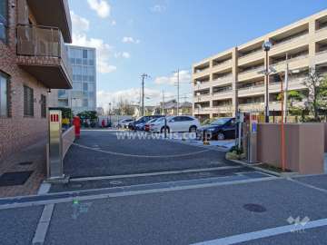 駐車場出入り口（ロボットゲート付き）
