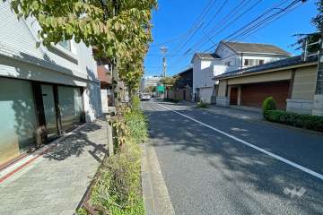 敷地南側の前面道路（西側から）