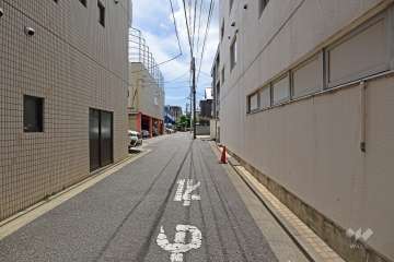 敷地東側の前面道路（北側から）