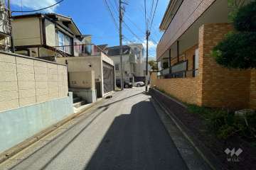 敷地東側の前面道路（北側から）