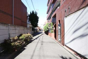 敷地西側の前面道路