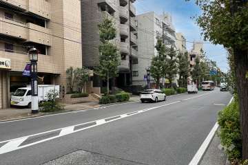 敷地の北側前面道路（東側から）