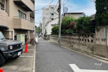 敷地の南側前面道路（西側から）