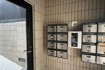 エントランスはオートロック付きです。