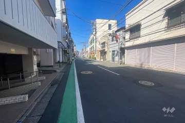 敷地北側の前面道路（東側から）