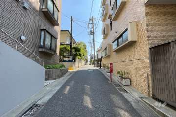 敷地東側の前面道路（北側から）