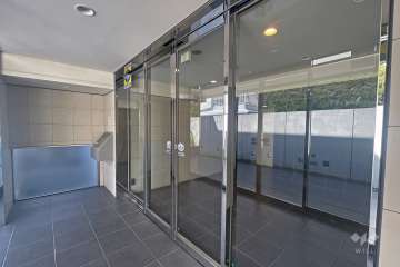 エントランスはオートロック付きです。