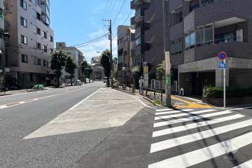 敷地の南東側前面道路(東側から)