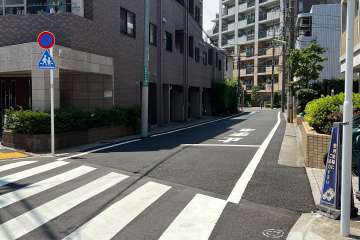 敷地の北東側前面道路(東側から)