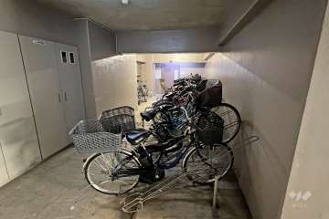 屋内に設けられた駐輪場