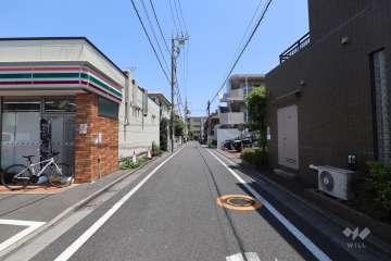 敷地北側の前面道路（西側から）