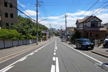 敷地南西側の前面道路（北側から）