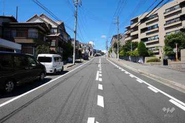 敷地南西側の前面道路（南側から）