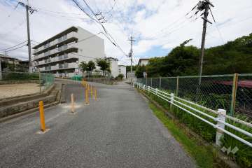 敷地北西側の前面道路（西側から）