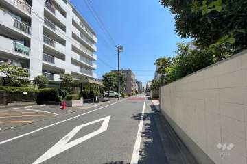 敷地西側の前面道路