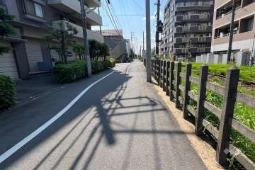 敷地北側前面道路(東側から)