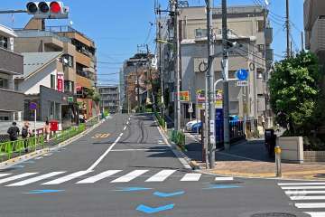 敷地北側の前面道路(西側から)