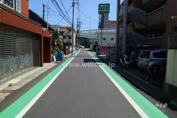 敷地北側の前面道路（西側から）