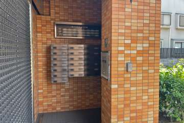 エントランスはオートロック付きです。