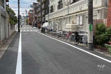 敷地南東側の前面道路(北東側から)